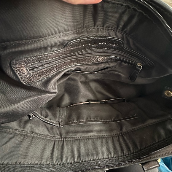 Wilson’s Leather black shoulder bag with gold hardware - Picture 13 of 14